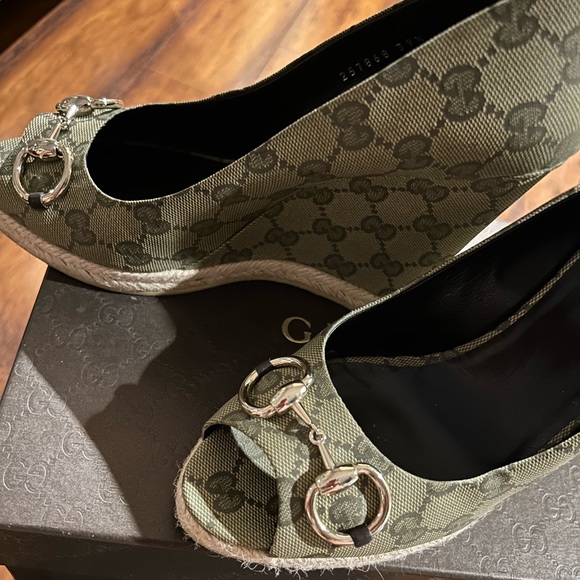 Authentic size 39 GG Gucci wedge military Green/Cocoa Excellent Condition - Picture 1 of 3